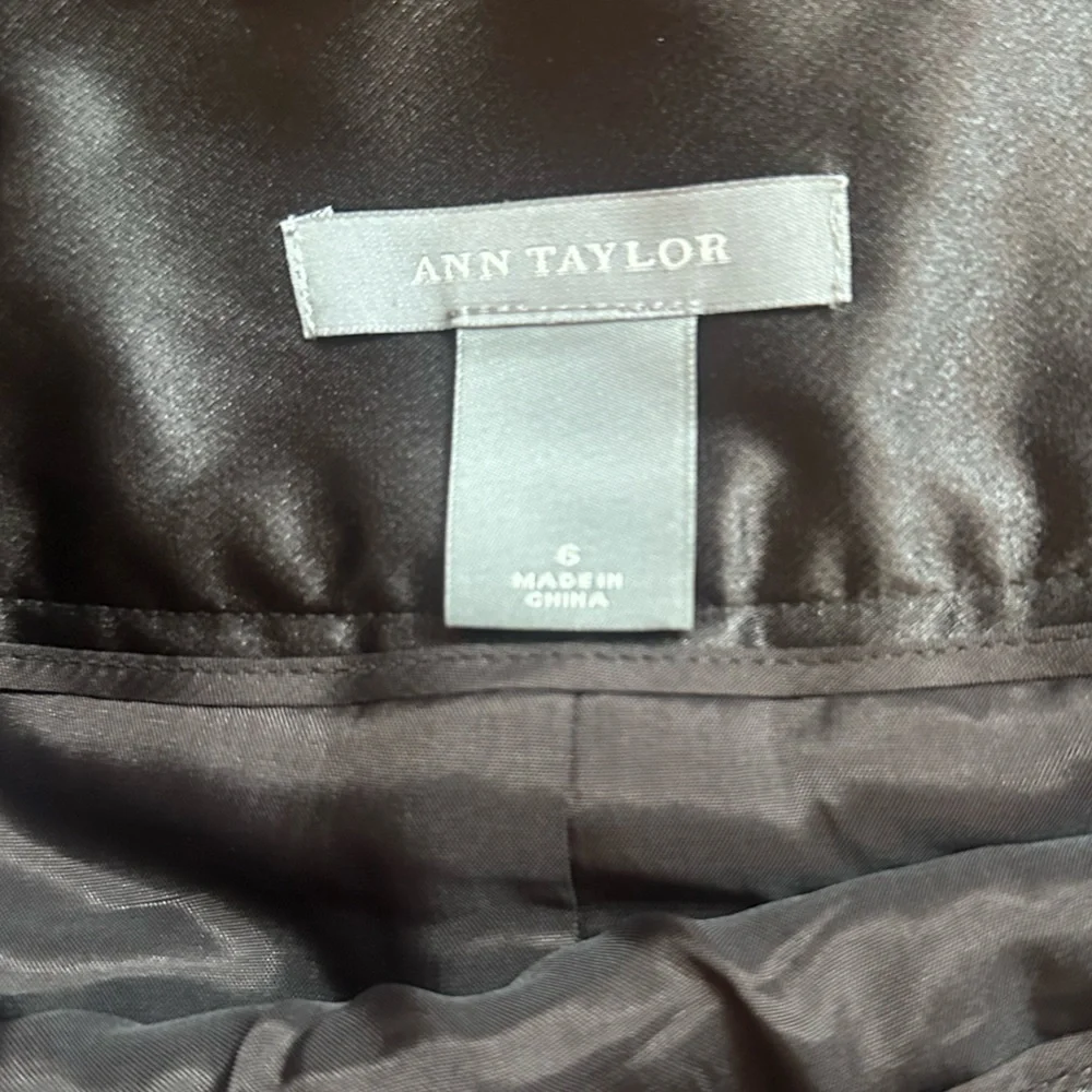 Ann Taylor Houndstooth Pencil Skirt with Button Detail – Size 6